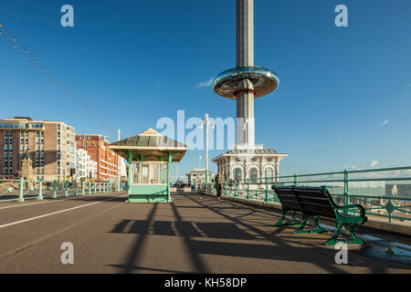 Pomeriggio sul lungomare di Brighton, East Sussex, Inghilterra. i360 torre in distanza. Foto Stock