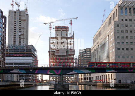 Docklands Light Railway e nuovo edificio in costruzione a Heron Quays, Canary Wharf, Londra Foto Stock