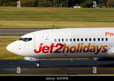 Jet2 Boeing 737-8MG rullaggio all'Aeroporto di Birmingham, UK (G-JZHM) Foto Stock