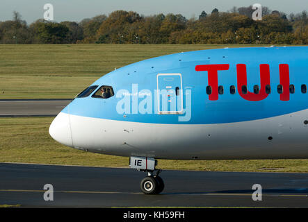 Tui 787-8 Boeing Dreamliner rullaggio all'Aeroporto di Birmingham, UK (G-TUIE) Foto Stock