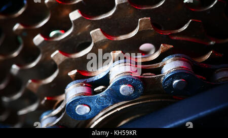 Parti di biciclette, catena e cassetta posteriore con luci laser, sfondo futuristico Foto Stock