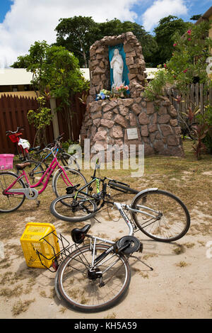 La Seychelles, La Digue, La Passe, Église de Notre Dame de l'Assomption chiesa, biciclette da Maria vergine santuario Foto Stock