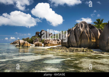 La Seychelles, La Digue, L'Union Station Wagon, rocce ad Anse Source d'Argent beach Foto Stock