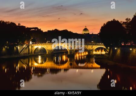 Vista notturna della cupola di San Pietro in Vaticano con ponte Sisto in primo termine. Foto Stock