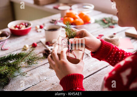 Composizione di natale su uno sfondo di legno. Foto Stock