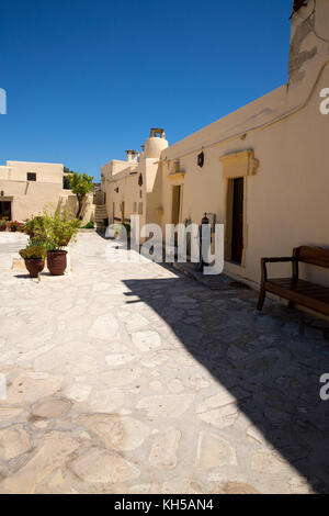 Monastero (convento) nella valle di Messara a Creta in Grecia. Messara - è la più vasta pianura a Creta Foto Stock