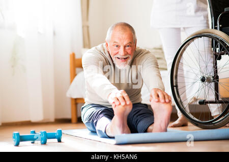 La salute dei visitatori e dei senior uomo durante la visita iniziale. Foto Stock