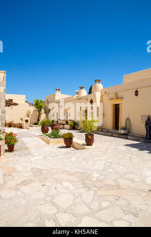 Monastero (convento) nella valle di Messara a Creta in Grecia. Messara - è la più vasta pianura a Creta Foto Stock