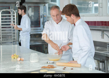 Gli apprendisti panettieri nella scuola di cucina Foto Stock