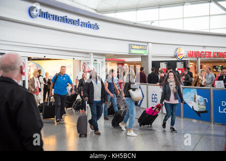 Persone che arrivano nel Regno Unito tramite gli arrivi internazionali all'aeroporto di Stansted, Regno Unito Foto Stock