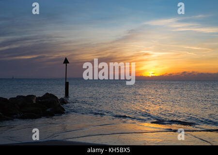 Sunrise di barene spiaggia Poole Dorset Regno Unito Foto Stock