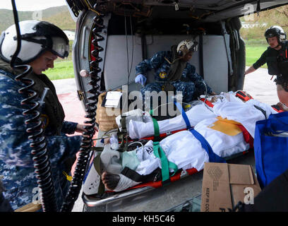 MAR DEI CARAIBI (settembre 7, 2017) i marinai, attaccati alla nave d'assalto anfibia USS Wasp (LHD 1), caricano gli evacuati su un elicottero MH-60S Sea Hawk, assegnato a Helicopter Sea Combat Squadron 22 (HSC-22), come parte dei primi sforzi di risposta alle Isole Vergini statunitensi sulla scia dell'uragano Irma. Il DOD sta sostenendo la FEMA, la principale agenzia federale, nell'aiutare le persone colpite dall'uragano Irma a ridurre al minimo le sofferenze ed è una componente dello sforzo globale di risposta dell'intero governo. (STATI UNITI Navy photo by Mass Communication Specialist 3a Classe Levingston Lewis/released) 170907-N-BD308-243 Iscriviti Foto Stock