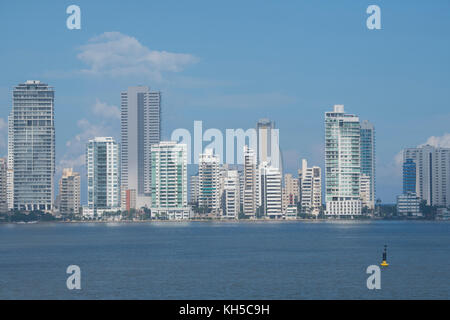America Del Sud, Colombia, Cartagena. Moderna area di Bocagrande con vista dello skyline della città dalla Baia di Cartagena. Foto Stock