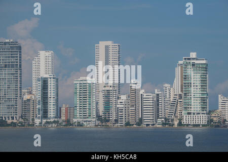 America Del Sud, Colombia, Cartagena. Moderna area di Bocagrande con vista dello skyline della città dalla Baia di Cartagena. Foto Stock