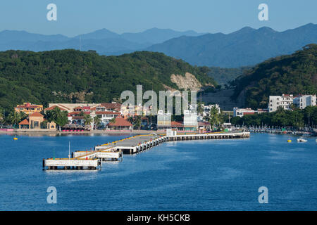 Messico, Oaxaca, vista porto di Huatulco (wah-TOOL-co) e Santa Cruz Bay. Molo delle navi da crociera con montagne della Sierra Madre in lontananza. Foto Stock