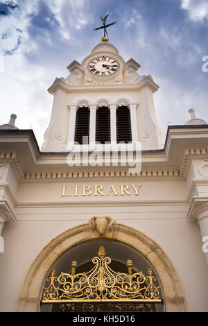 Regno Unito, Inghilterra, Essex, Saffron Walden, Piazza del Mercato, la torre dell orologio di biblioteca in Italianamente 1848 ex Corn Exchange Foto Stock