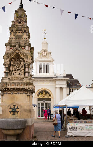 Regno Unito, Inghilterra, Essex, Saffron Walden, Piazza del Mercato, 1863 fontanella e libreria sul giorno di mercato Foto Stock