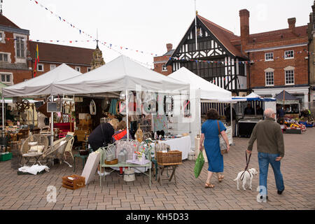 Regno Unito, Inghilterra, Essex, Saffron Walden, la piazza del mercato, mobili e di stallo Municipio sul giorno di mercato Foto Stock