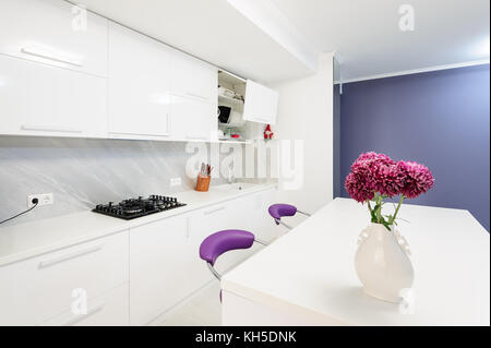 Moderna cucina con tavolo da pranzo e sedie viola Foto Stock