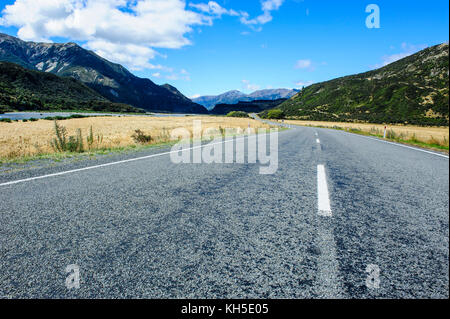 Strada che conduce al di sopra del passaggio di Lewis, Isola del Sud, Nuova Zelanda Foto Stock