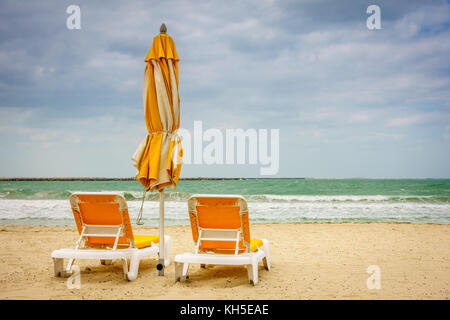 Spiaggia vuota al Parco Al Mamzar beach park a dubai, Emirati arabi uniti Foto Stock