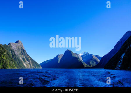 Le ripide scogliere di Milford Sound, Isola del Sud, Nuova Zelanda Foto Stock