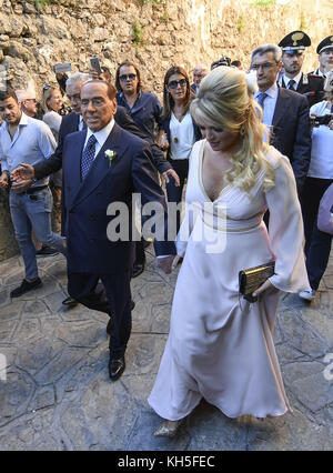 Silvio Berlusconi e il suo partner Francesca Pascale partecipano al matrimonio della sorella Marianna Pascale a Ravello Con: Silvio Berlusconi, Francesca Pascale Dove: Ravello, Italia Quando: 13 Ott 2017 Credit: IPA/WENN.com **disponibile Solo per la pubblicazione in UK, USA, Germania, Austria, Svizzera** Foto Stock