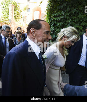 Silvio Berlusconi e il suo partner Francesca Pascale partecipano al matrimonio della sorella Marianna Pascale a Ravello Con: Silvio Berlusconi, Francesca Pascale Dove: Ravello, Italia Quando: 13 Ott 2017 Credit: IPA/WENN.com **disponibile Solo per la pubblicazione in UK, USA, Germania, Austria, Svizzera** Foto Stock