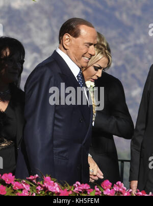 Silvio Berlusconi e il suo partner Francesca Pascale partecipano al matrimonio della sorella Marianna Pascale a Ravello Con: Silvio Berlusconi, Francesca Pascale Dove: Ravello, Italia Quando: 13 Ott 2017 Credit: IPA/WENN.com **disponibile Solo per la pubblicazione in UK, USA, Germania, Austria, Svizzera** Foto Stock