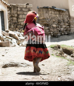 Peruviano ragazza vestita in colorate a mano tradizionale vestito. Ottobre 21, 2012 - Patachancha, Cuzco, Perù Foto Stock