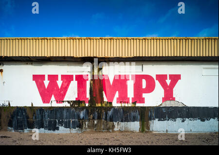 Mare Wimpy Bar Ristorante in Porthcawl nel Galles del Sud. Il weathered ristorante sulla spiaggia si trova vicino alla spiaggia di Coney luna park. Foto Stock