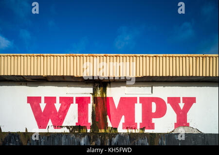 Mare Wimpy Bar Ristorante in Porthcawl nel Galles del Sud. Il weathered ristorante sulla spiaggia si trova vicino alla spiaggia di Coney luna park. Foto Stock