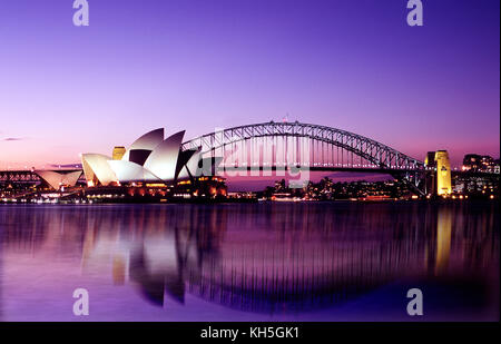 Australia - Sydney Harbour Bridge e l'Opera House al tramonto. Foto Stock