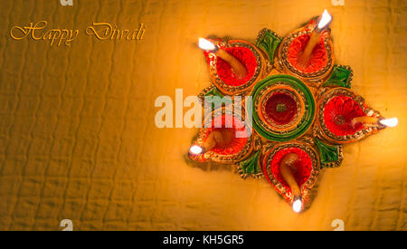 Diwali colorati argilla decorativo diya lampade per sfondo il contenuto dei messaggi di saluto Foto Stock