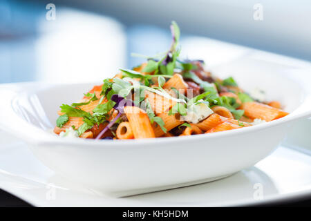 Pomodoro pasta con carne di manzo, funghi e formaggio blu bleu d'Auvergne Foto Stock