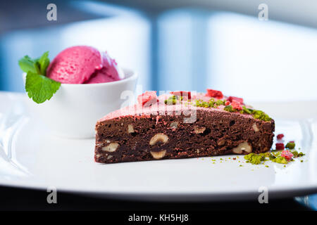 Brownie caldo torta con sorbetto di lampone su una piastra Foto Stock