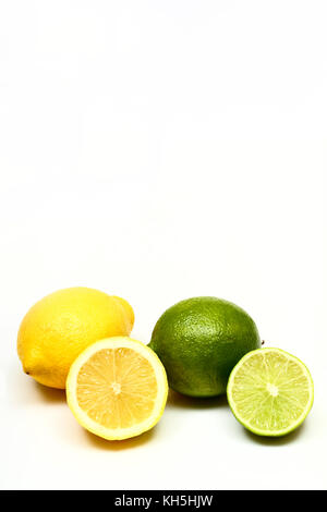 Studio shot immagine dell'organico fresco succosa di limoni e limette isolato su uno sfondo bianco Foto Stock