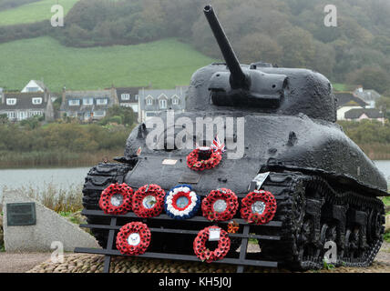 Una seconda guerra mondiale Sherman Tank istituito come memoriale per i soldati americani che hanno perso la vita nell'Esercizio Tiger su Slapton Sands nell'aprile 1944. Foto Stock