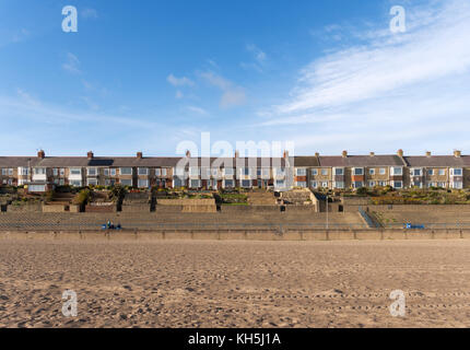 Fila di case lungo il lungomare di Newbiggin dal mare, Northumberland, England, Regno Unito Foto Stock