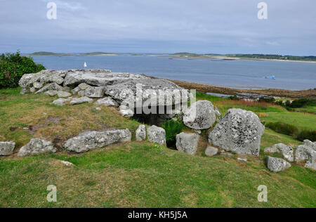 Bants Carn, tomba dell'età del bronzo una tomba di entrata neolitica, sopra il villaggio di Halangy su St Marys, Isole di Scilly, Cornwall.UK Foto Stock