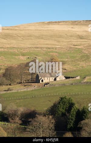 North Pennines paesaggio e chiesa di San Giovanni Evangelista, visto dal modo Weardale vicino Rookhope, Co. Durham, England, Regno Unito Foto Stock