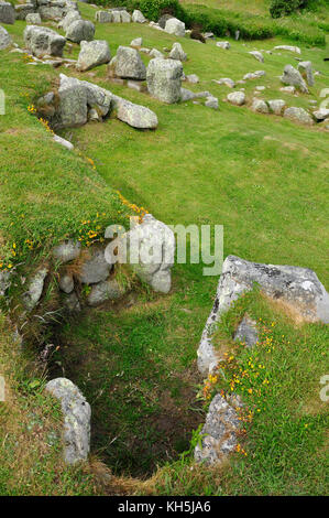 Halangy Giù antico villaggio, un'età del ferro a insediamento romano, Neolitico 2500BC, che si affaccia sul mare su St Mary's, Isole di Scilly, Cornovaglia, Regno Unito Foto Stock