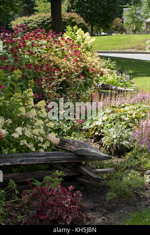 Parco pubblico ha belle piantagioni e una recinzione rustica mantenuta dal locale garden club in Williamstown, Massachusetts Foto Stock