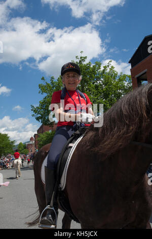 Cavalli e Cavalieri partecipare a quarto di luglio sfilata in Williamstown, Massachusetts. Foto Stock