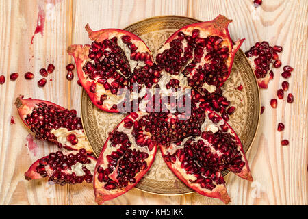 Vista dall'alto di maturi frutti di melograno su sfondo di legno Foto Stock