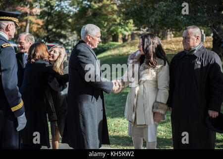 Vice Presidente Mike Pence è accolto da Karen Durham-Aguilera, direttore esecutivo, Esercito Nazionale i cimiteri militari, sul giorno di veterani ad Arlington Nat Foto Stock