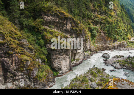 Dudh koshi river sul campo base Everest trek rotta in Nepal, Himalaya Foto Stock