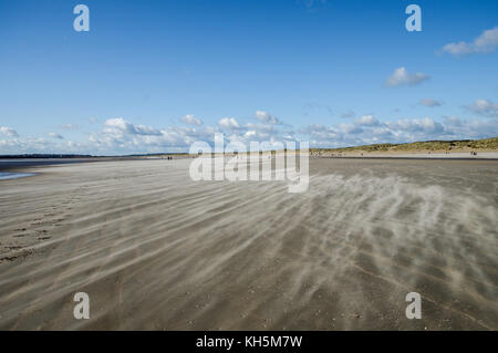 Sabbia soffiando verso il basso Camber Sands Beach in East Sussex Foto Stock