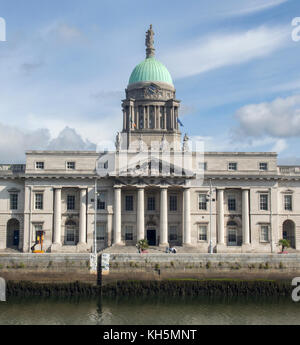 Dublino, Irlanda- 10 AGOSTO 2017: Il Customs House è un famoso punto di riferimento a Dublino. Questa fotografia è stata presa dall'altro lato del fiume Liffey Foto Stock