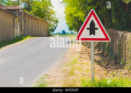 Strada di campagna con una priorità crocevia sign in Francia Foto Stock